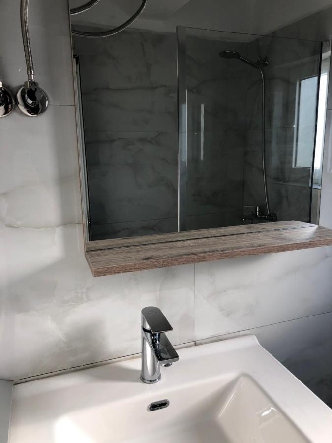 Sandri Apartment Himare Bagian luar foto