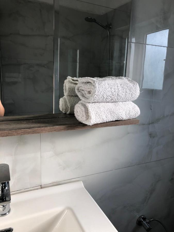 Sandri Apartment Himare Bagian luar foto