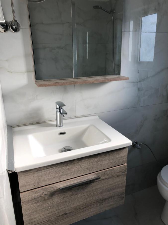 Sandri Apartment Himare Bagian luar foto