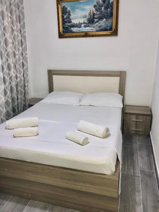 Sandri Apartment Himare Bagian luar foto