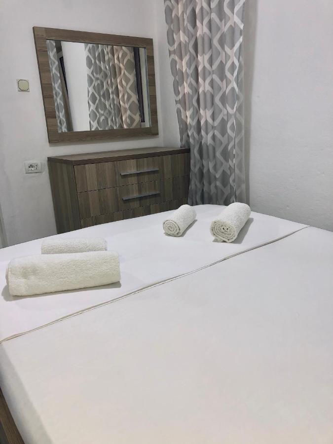 Sandri Apartment Himare Bagian luar foto