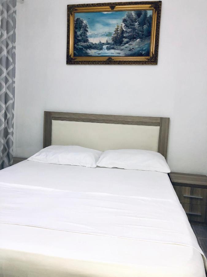 Sandri Apartment Himare Bagian luar foto