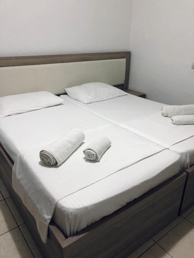 Sandri Apartment Himare Bagian luar foto
